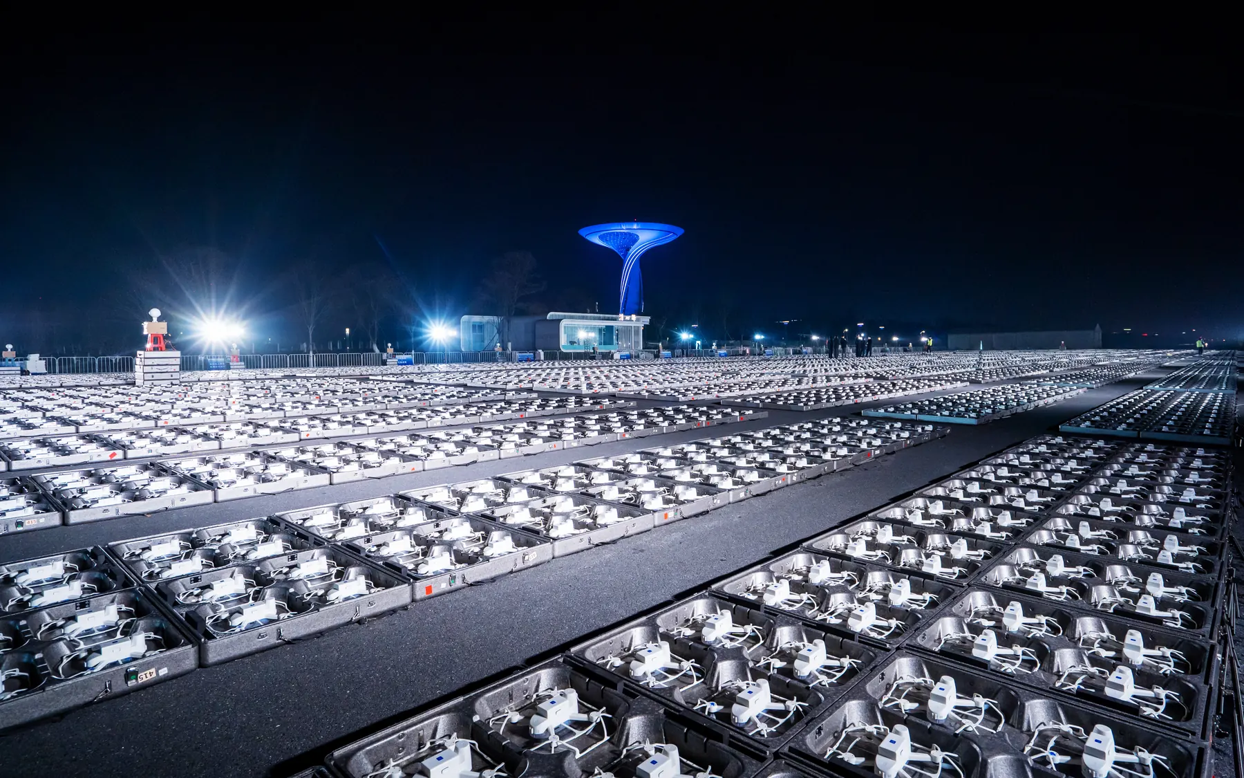 Gran formación de drones desplegados en un campo de operación durante un evento