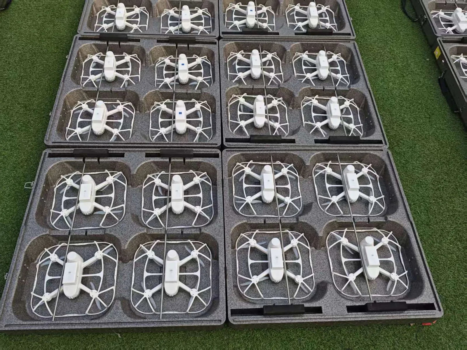 Flota de drones plegados preparados en el suelo antes de un espectáculo