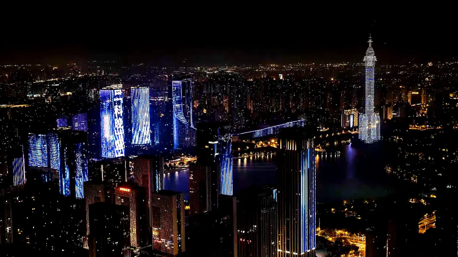 Formación de drones luminosos sobre el perfil de una ciudad de noche